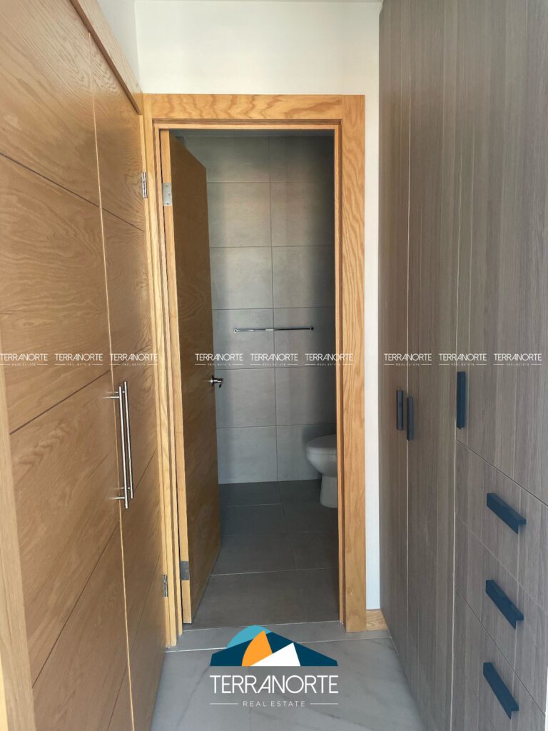 AEC8E39F-9136-49E4-B2F1-4E1BF91E6C43