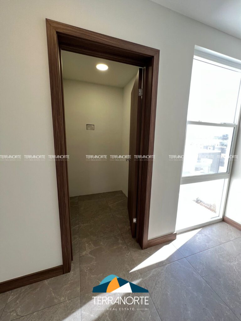 4FC8EA8D-7DBB-4327-B60D-D9D9736EE67E