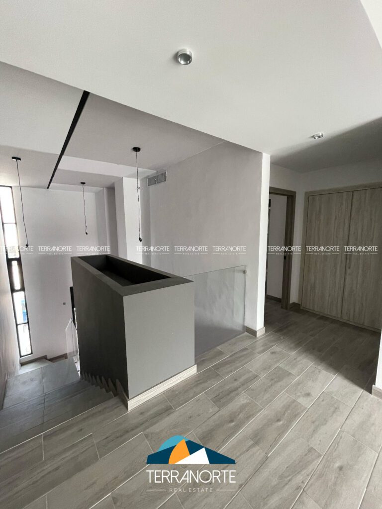 1E100C04-D1F9-48EC-BF5E-452686972F7A