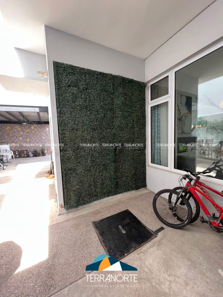 BFD0A8AE-A751-42BA-BD83-3562ECD39552