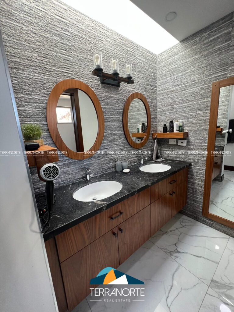 FA5E59D0-DD67-4BFF-A1E0-0C58CA229814