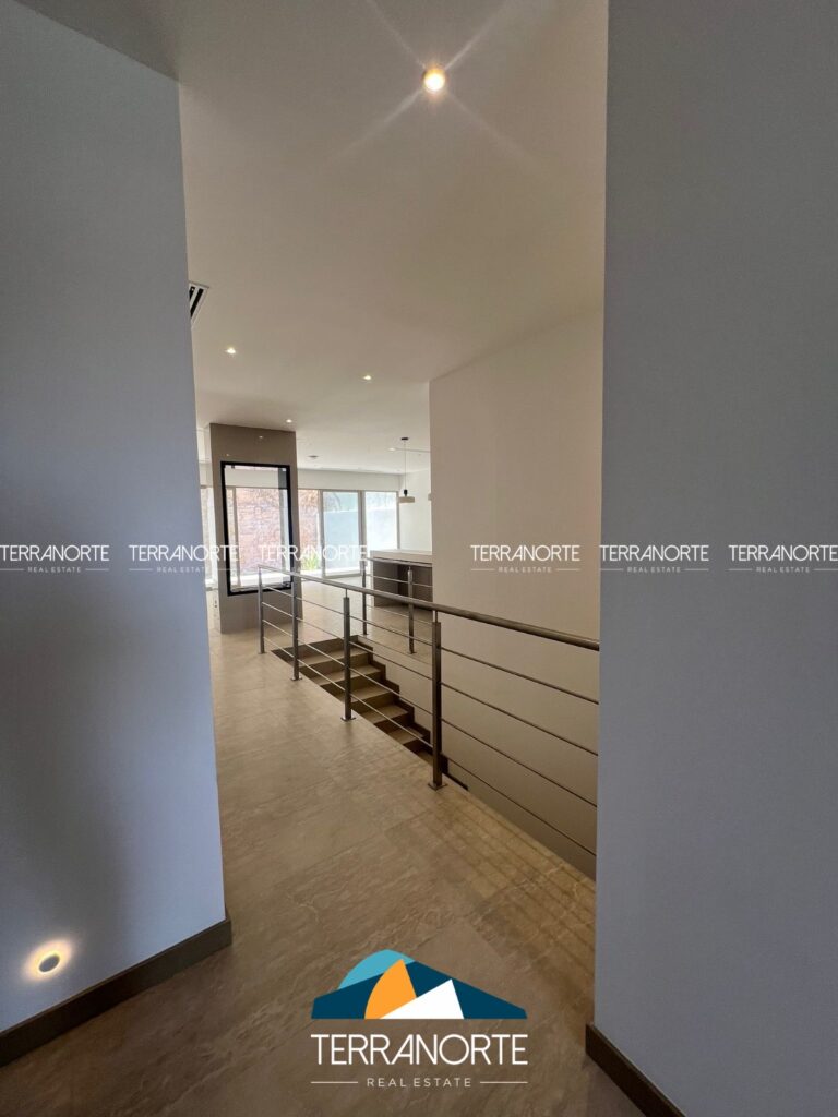 b204995e-b098-4000-bd39-f17f2a5ea537